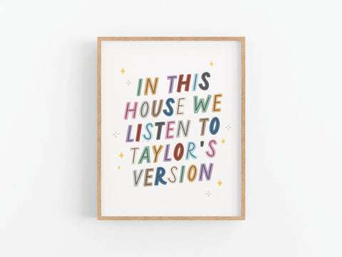 Onderkast Studio’s Taylor’s Version Art Print features bold, colorful text and decorative stars, reading “IN THIS HOUSE WE LISTEN TO TAYLOR’S VERSION”—a perfect wall accent for any Swiftie.